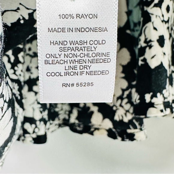 NWT EXPRESS Women’s Sz Medium Black & White V Neck High Low Spaghetti Strap Tank - Picture 11 of 12